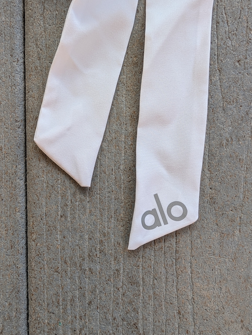 Alo Yoga Scrunchie White - Picture 2 of 2